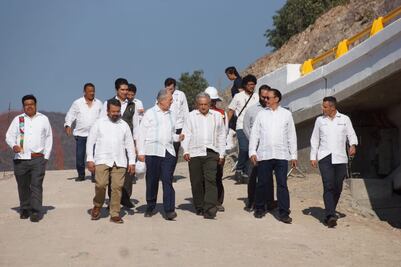 Supervisan AMH y AMLO avances en la construcción de la Carretera Mitla-Tehuantepec