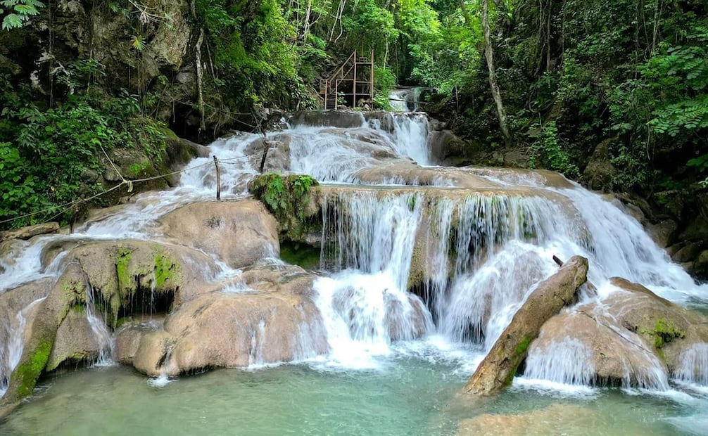Un rincón secreto en la selva oaxaqueña con más de 30 cascadas turquesa te esperan en Copalitilla. Foto: Cascadas Magicas De Copalitilla