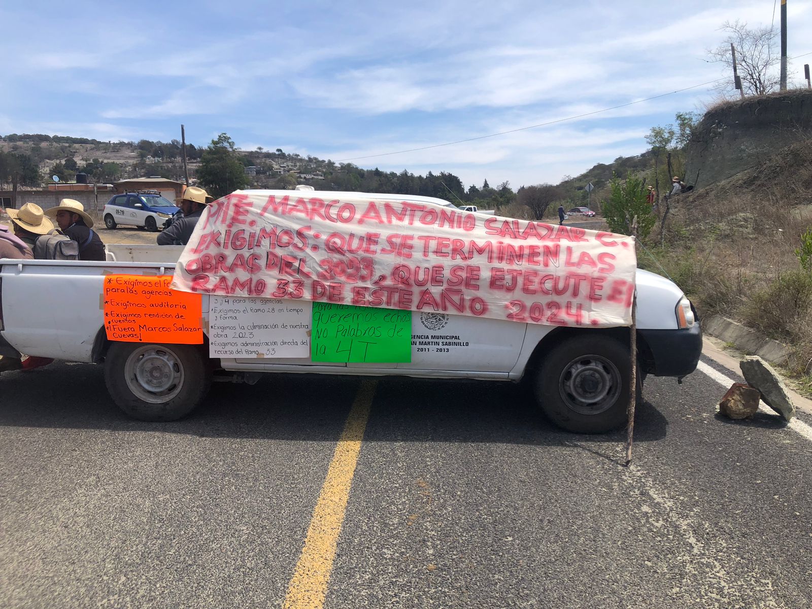 Con bloqueos, comunidad de la Mixteca de  Oaxaca exige transparencia y recursos del ramo 33 para obra hidráulica
