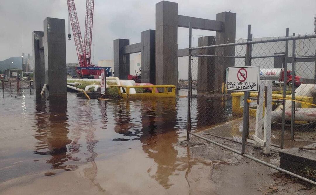 Fuertes lluvias en Oaxaca inundan refinería de Salina Cruz; casi 3 mil trabajadores suspenden labores