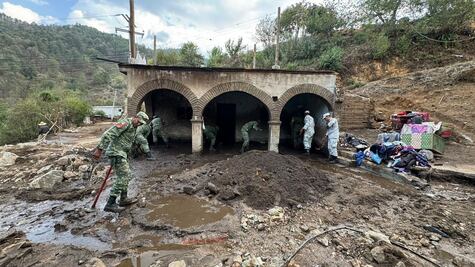 Deslave y crecida de río dejan 13 viviendas dañadas y un puente colapsado en Asunción Mixtepec