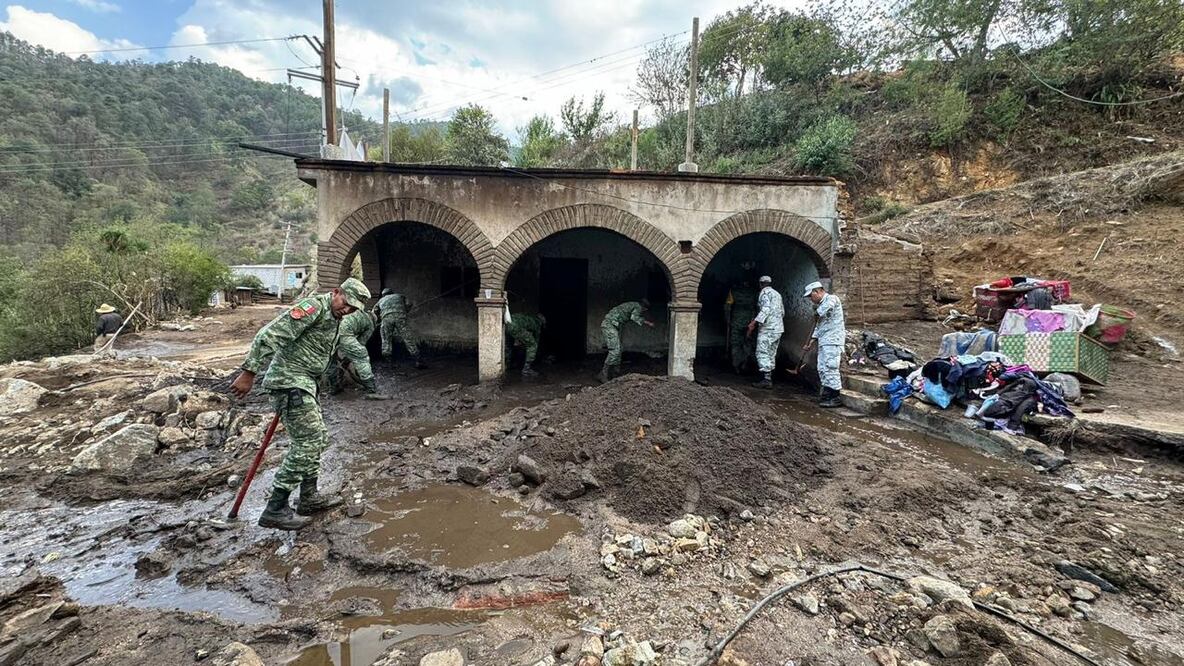 Deslave y crecida de río dejan 13 viviendas dañadas y un puente colapsado en Asunción Mixtepec. Fotos: Especiales