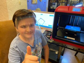 Con sus ahorros, niño imprime caretas 3D y protege a médicos de coronavirus