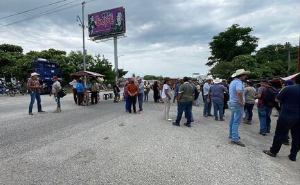 Ganaderos bloquean carretera Transístmica de Oaxaca, tras liberación de 3 responsables de robo de ganado 