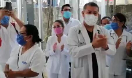 Entre aplausos y porras, doctores del ISSSTE en Oaxaca dan de alta a paciente de Covid-19