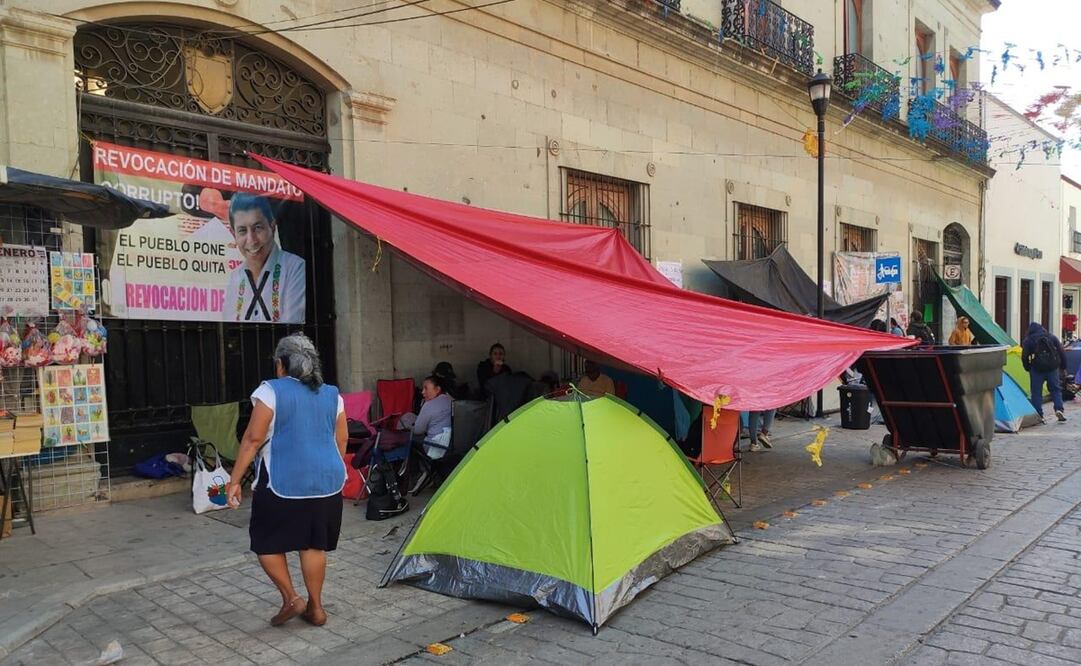 Revocan de manera definitiva 640 bases de trabajadores del Gobierno de Oaxaca; inicia trámite de liquidaciones. Fotos: Mario Arturo Martínez