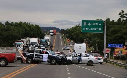 Sección 22 del SNTE bloquea accesos al aeropuerto de Oaxaca y casetas de peaje 