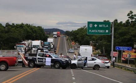 Sección 22 del SNTE bloquea accesos al aeropuerto de Oaxaca y casetas de peaje