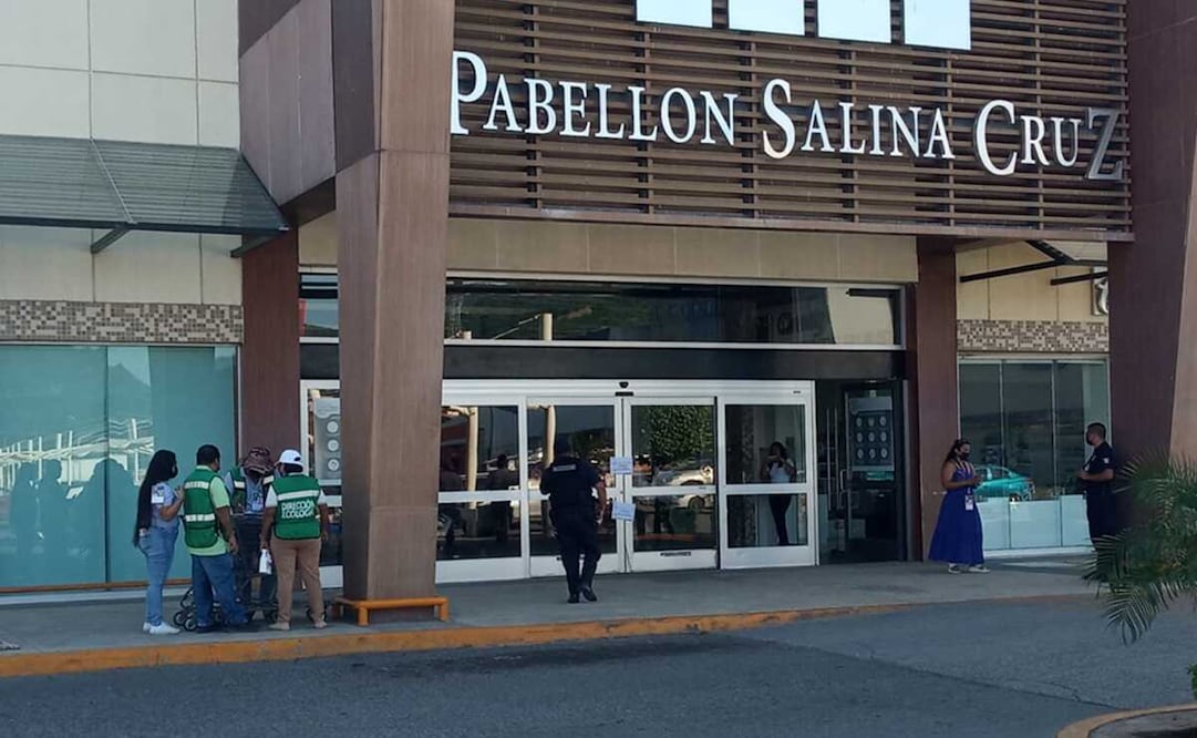Por descargar aguas negras a un arroyo, suspenden actividades de centro comercial de Salina Cruz, Oaxaca. Fotos: Especiales