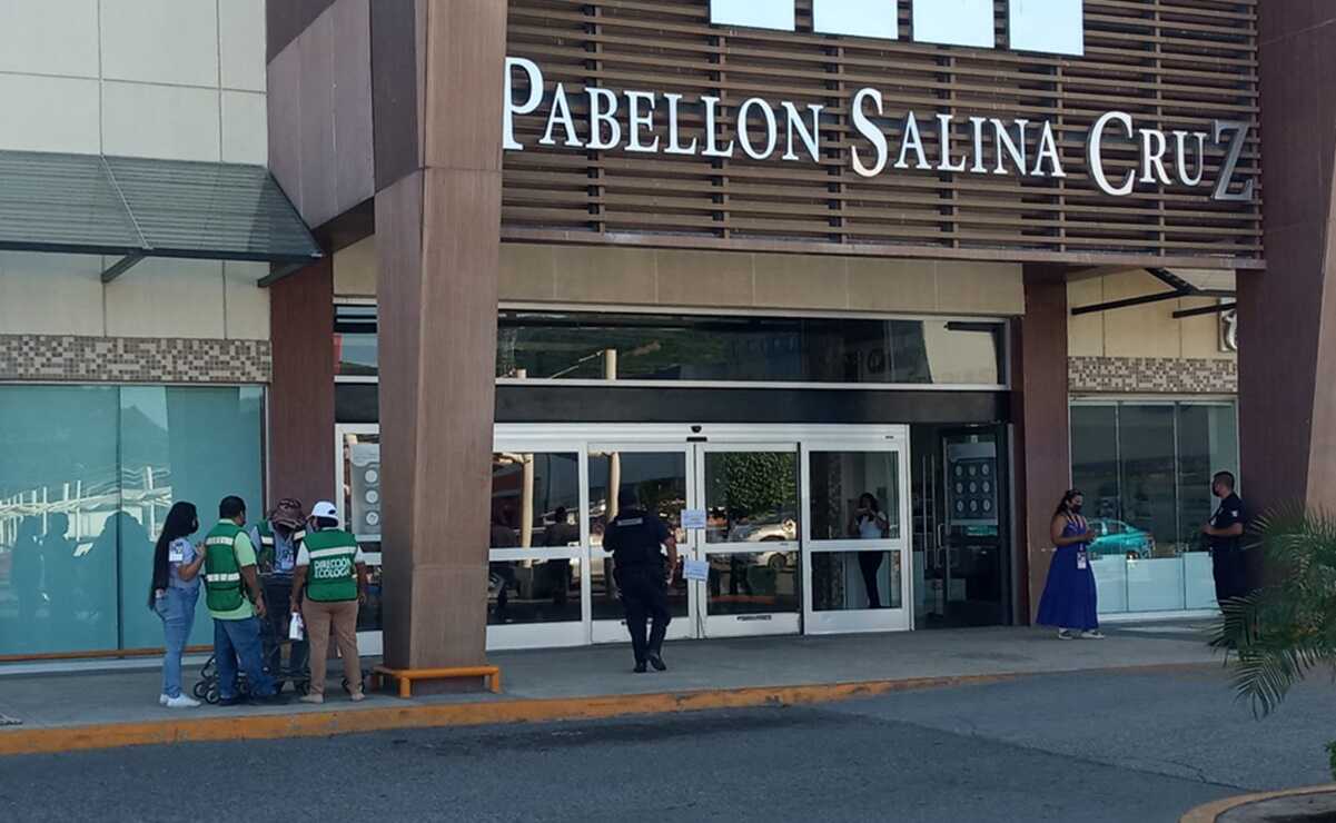 Por descargar aguas negras a un arroyo, suspenden actividades de centro comercial de Salina Cruz, Oaxaca. Fotos: Especiales