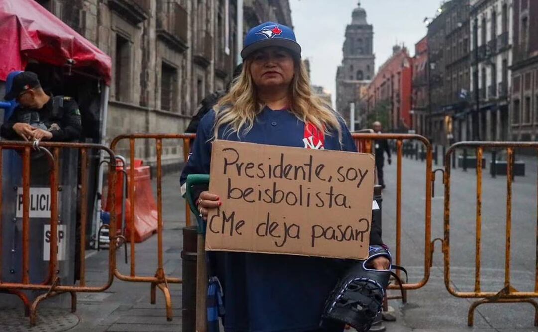 Madre buscadora Ceci Flores se vistió de beisbolista para tratar de ser recibIda por López Orador. Foto: Hugo Salvador / EL UNIVERSAL