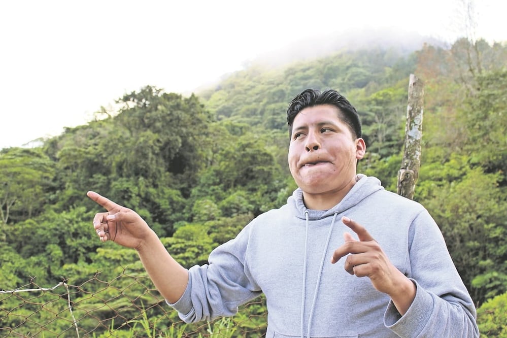 Esta práctica de silbar para comunicarse antiguamente era exclusiva de los hombres, ahora mujeres y niños chiflan para darse a entender, lo hacen de manera natural. Fotos: Alicia Pereda