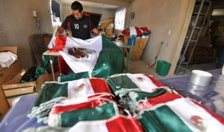 Con orgullo, familia confecciona la Bandera de México