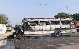 Sujetos armados secuestran y queman autobús de pasajeros en el Istmo de Oaxaca