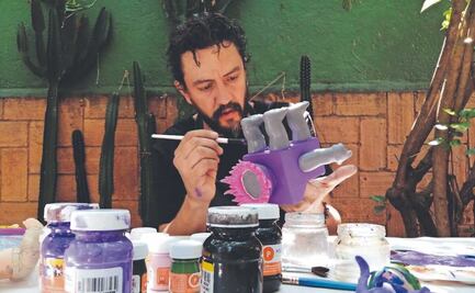 Aquí también se juega: artista de Oaxaca crea imaginario a partir de juguetes de arte