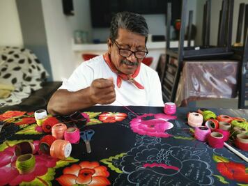 En Santa Rosa de Lima más de 100 hombres bordan, sin miedo a la burla