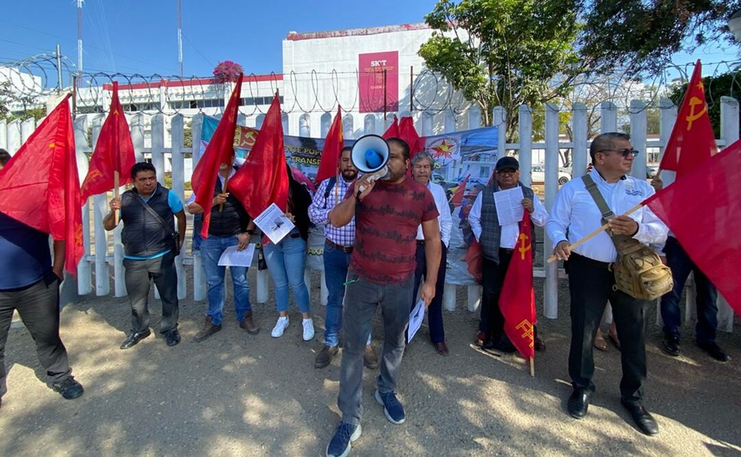 Peaje de la súpercarretera a la Costa eleva costos hasta en un millón de pesos a transportistas de Oaxaca. Fotos: Juan Carlos Zavala