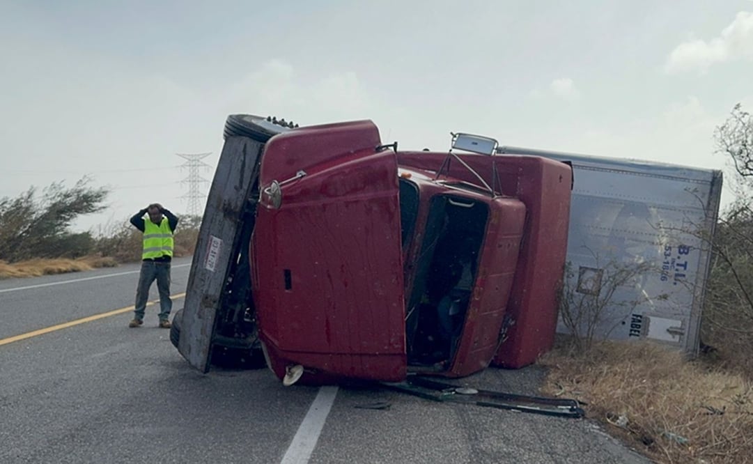 Otro tráiler volcó por los fuertes vientos en el Istmo de Oaxaca. Foto: Especial