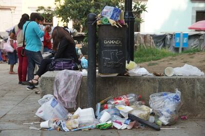 Por paro laboral, se inunda capital de Oaxaca de basura
