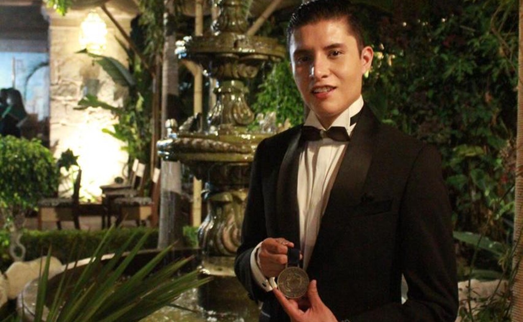 Por promover la Cultura de la Paz, tenor de Oaxaca recibe medalla Dr. Sergio Aguilar al mérito 2021