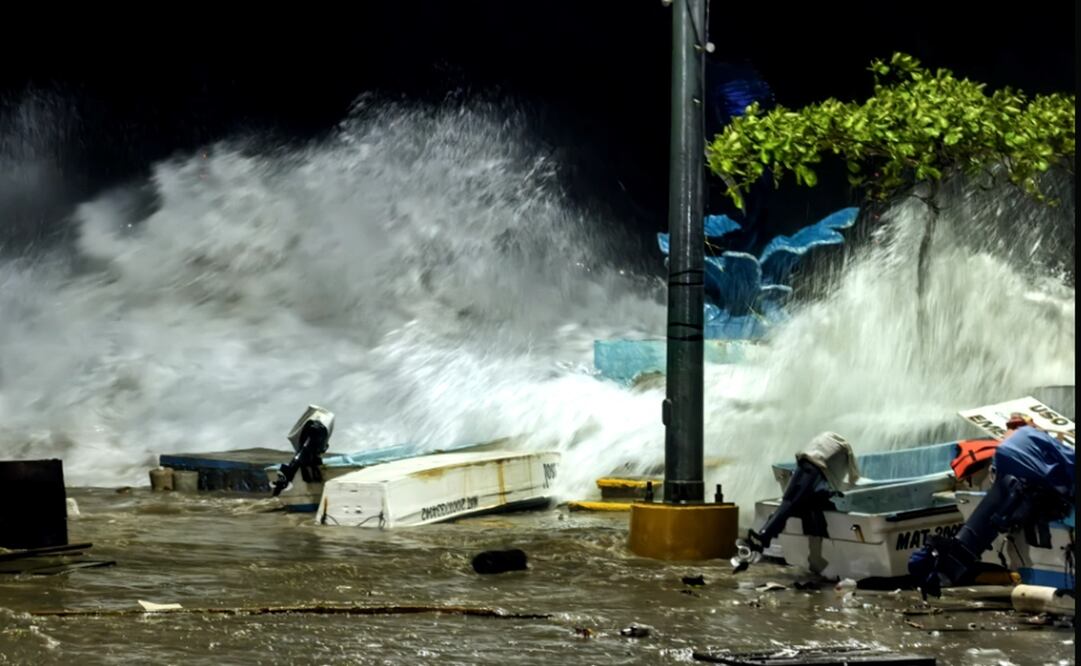 Pescadores trabajan en sacar sus lanchas del aérea en donde las habían resguardado en un principio debido a la creciente del mar provocada por el inminente impacto del huracán Erick en Puerto Escondido, Oaxaca, el 18 de junio de 2025. Foto: Edwin Hernández/EL UNIVERSAL