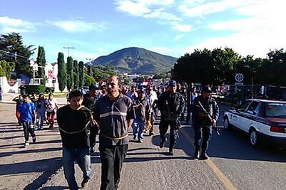 Hartos de la inseguridad, exhiben a presuntos ladrones