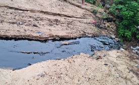 Alerta por derrame de combustóleo en calles de Salina Cruz; lluvia lo extiende por varias colonias