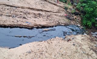 Alerta por derrame de combustóleo en calles de Salina Cruz; lluvia lo extiende por varias colonias