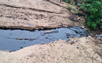 Alerta por derrame de combustóleo en calles de Salina Cruz; lluvia lo extiende por varias colonias