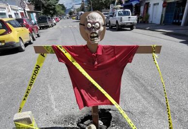 Vecinos de Cinco Señores “adornan” hundimiento sobre la carretera para llamar la atención de las autoridades