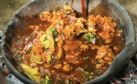 Machucado, el platillo de Oaxaca que los mixes comen directo del fogón