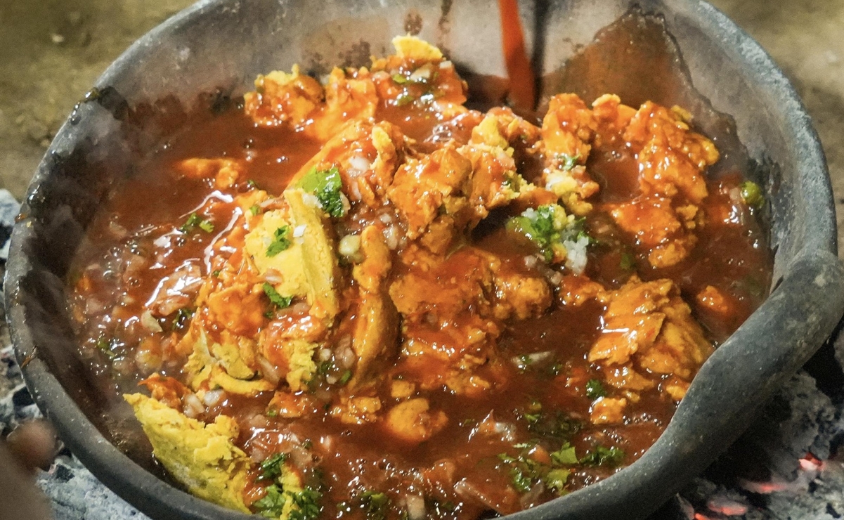 Machucado, el platillo de Oaxaca que los mixes comen directo del fogón