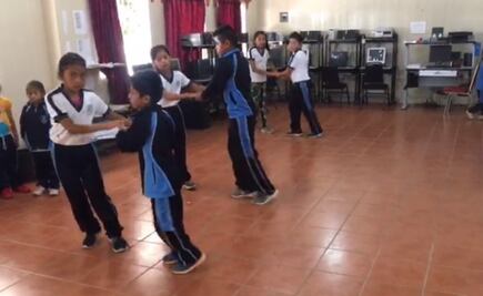 Profesor oaxaqueño enseña a bailar cumbia a sus alumnos y se vuelve viral