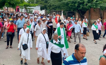 Campesinos de Niltepec, Oaxaca, realizan procesión para pedir lluvia que salve sus cultivos