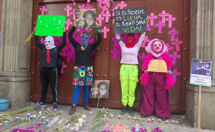 Con cruces de papel en la Casa Oficial de Gobierno, feministas recuerdan y exigen justicia por 608 mujeres asesinadas en Oaxaca