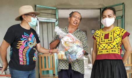 Muxes, comunidad de ayuda en tiempos de pandemia; reparten alimentos y medicinas a vulnerables