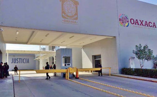 Mujer policía de Oaxaca acusa que sufrió tortura durante capacitación; la golpeaban con una tabla