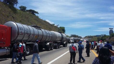Médicos y maestros realizan bloqueos carreteros en Oaxaca