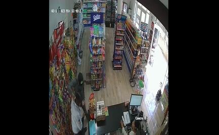 Captan en VIDEO momento en el que asaltan a un repartidor en tiendita de Oaxaca