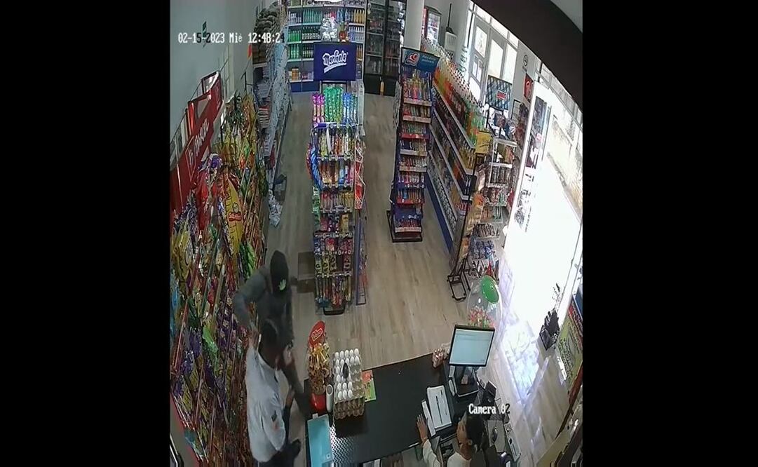 Captan en VIDEO momento en el que asaltan a un repartidor en tiendita de Oaxaca. Foto: Especial