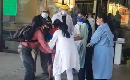 Mujer da a luz afuera de hospital de Huixtepec y bebé cae al piso; denuncian a personal por ignorarla