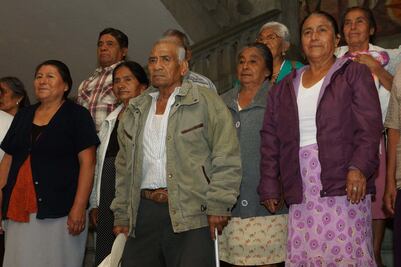 Después de 20 años, don Juan verá a su hijo en EU; le lleva chapulines