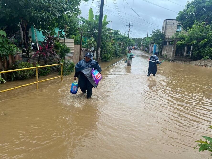 Nadine deja inundaciones en 5 municipios de la Cuenca de Oaxaca; evacuan a pobladores