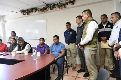 Entregan seguro de vida a familias de policías emboscados en San Vicente Coatlán