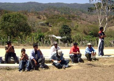 Pobladores de San Miguel Chimalapa amagan con bloqueo; piden recursos