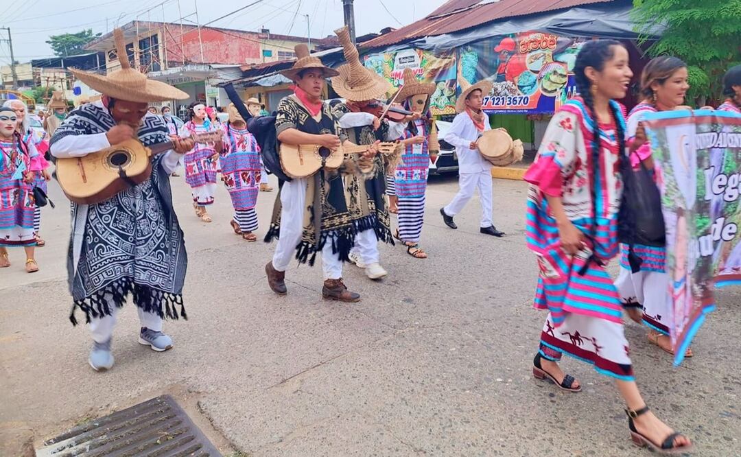 Con "Flor de Piña", celebran 20 años de la Calenda Sotoventina y la identidad jarocha de Oaxaca. Fotos: Especiales