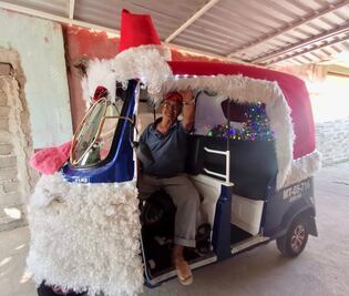 Santa Claus motorizado recorre  Juchitán en víspera de la Navidad