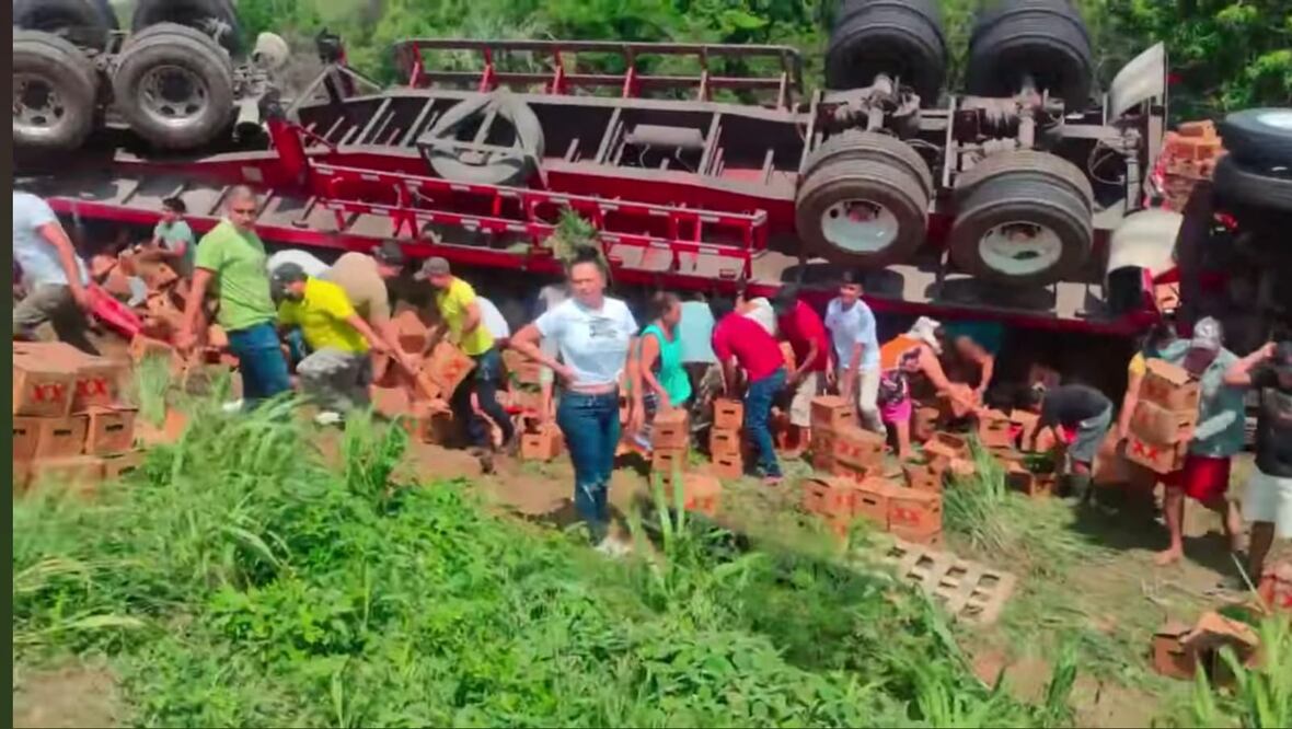 Vuelca tráiler cargado de botellas vacías de cerveza en el Istmo de Oaxaca... y se desata la rapiña. Foto: Especial