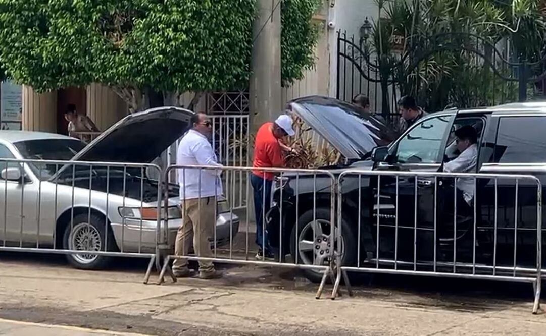 Falla camioneta de AMLO durante su paso por Salina Cruz, Oaxaca.