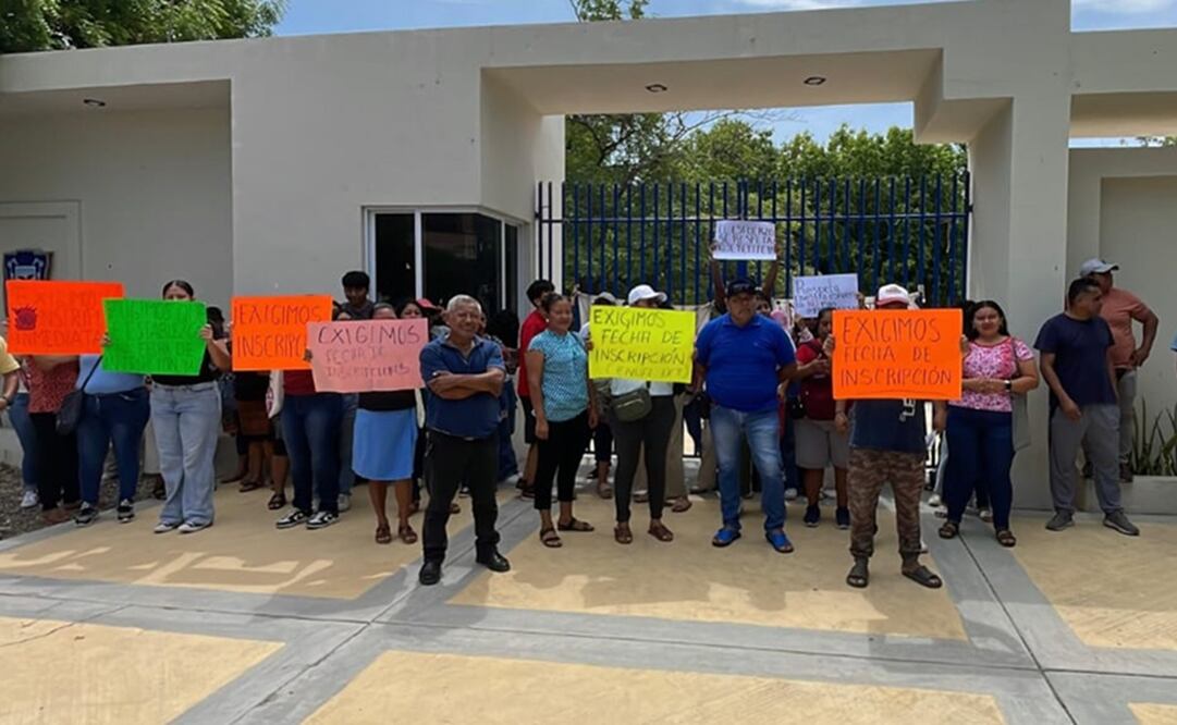 Padres protestan contra escuela Normal de Oaxaca por negar inscripciones. Foto: Especial